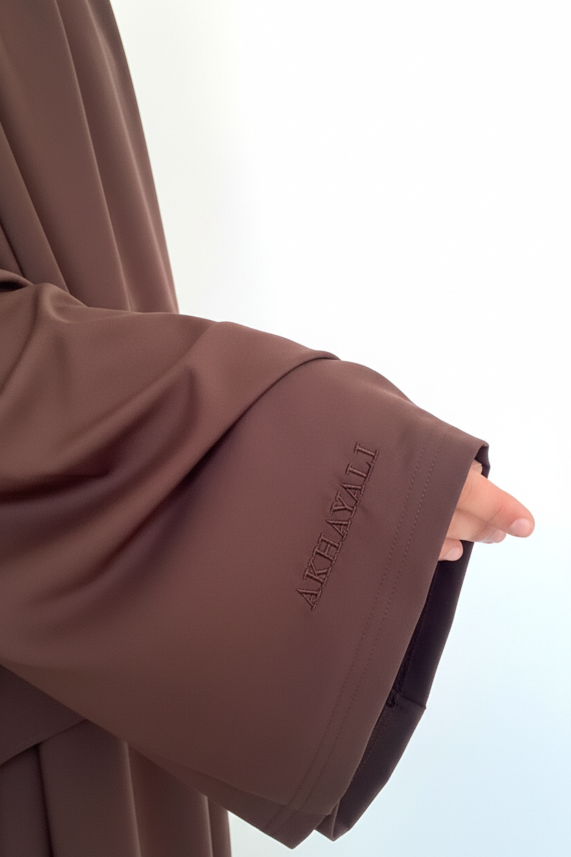 Detalle logo AKHAYALI marrón